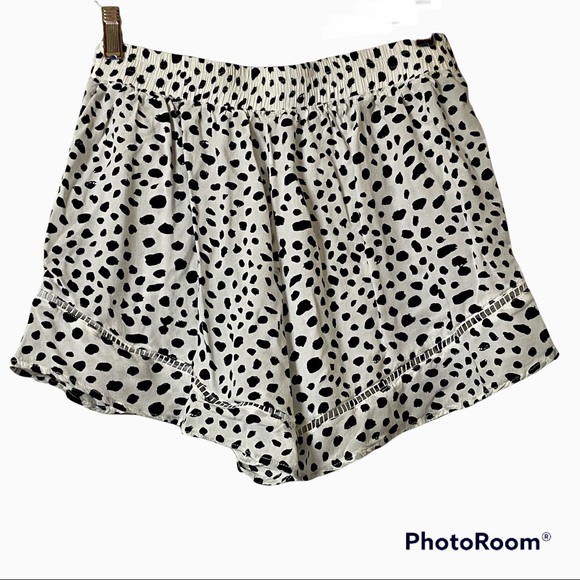 Goodnight Macaroon Shorts with Crochet Detailing Size Large - Picture 2 of 8